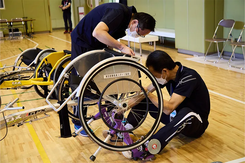 車いす調整の様子の写真1